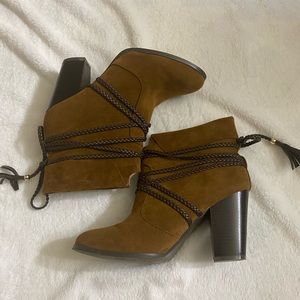Rust colored bootie for Fall season.